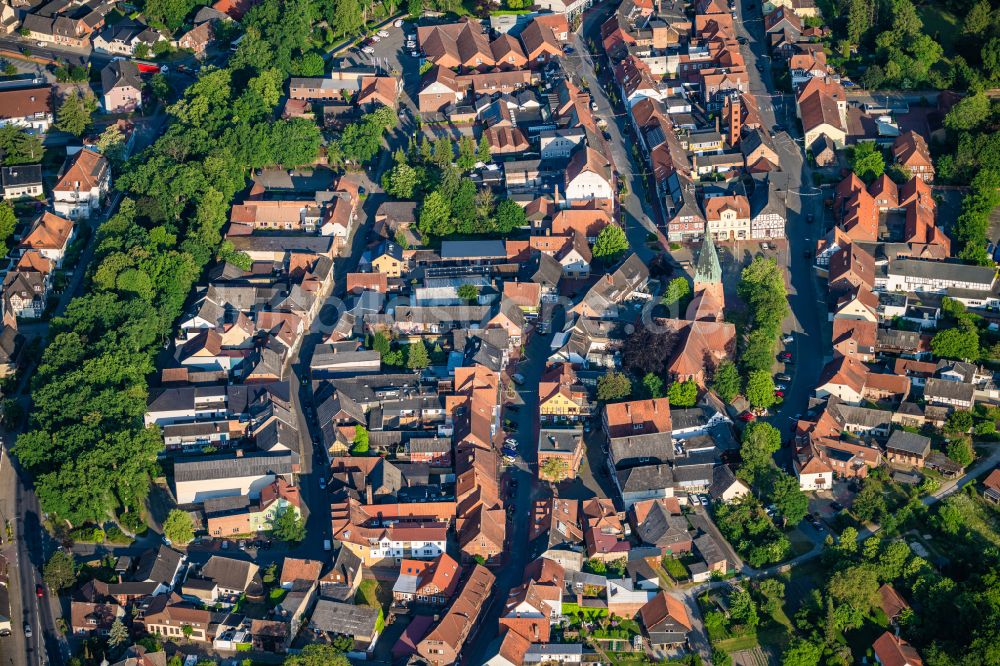 Wittingen aus der Vogelperspektive: Kirchengebäude St. Stephanus Kirche in der Ortsmitte in Wittingen im Bundesland Niedersachsen, Deutschland