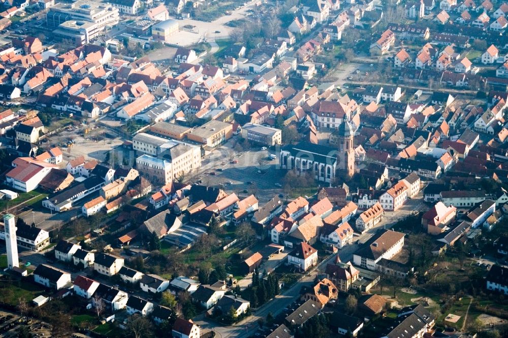 Luftbild Kandel - Kirchengebäude der St.Georgskirche am Marktplatz im Altstadt- Zentrum in Kandel im Bundesland Rheinland-Pfalz