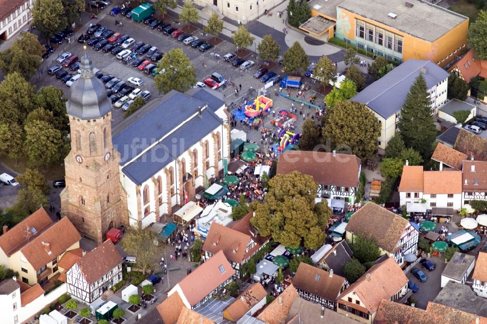 Luftaufnahme Kandel - Kirchengebäude der St.Georgskirche am Marktplatz mit Stadtfest im Altstadt- Zentrum in Kandel im Bundesland Rheinland-Pfalz