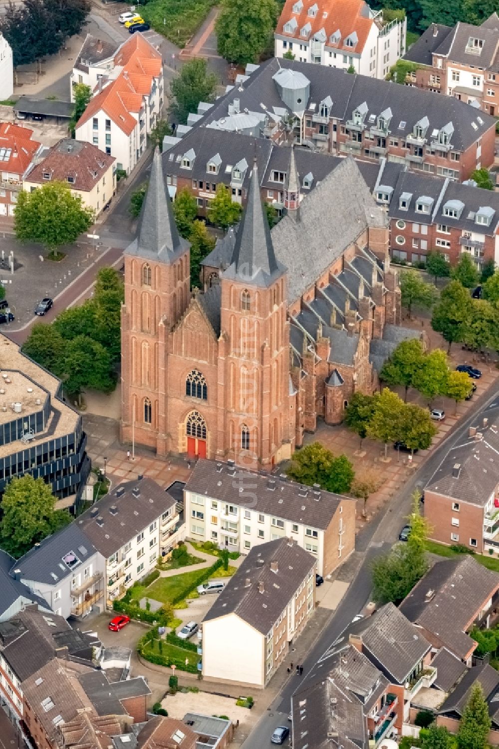 Kleve aus der Vogelperspektive: Kirchengebäude der Stifts- und Propsteikirche St. Mariä Himmelfahrt in Kleve im Bundesland Nordrhein-Westfalen, Deutschland