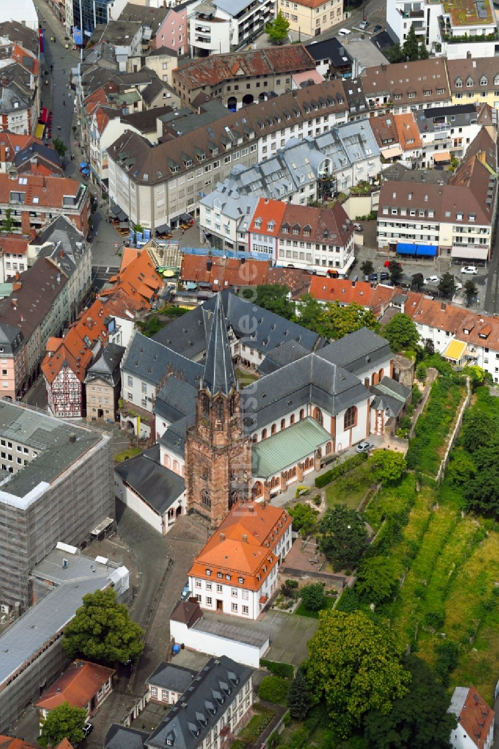 Aschaffenburg aus der Vogelperspektive: Kirchengebäude der Stiftsbasilika Sankt Peter und Alexander in Aschaffenburg im Bundesland Bayern, Deutschland