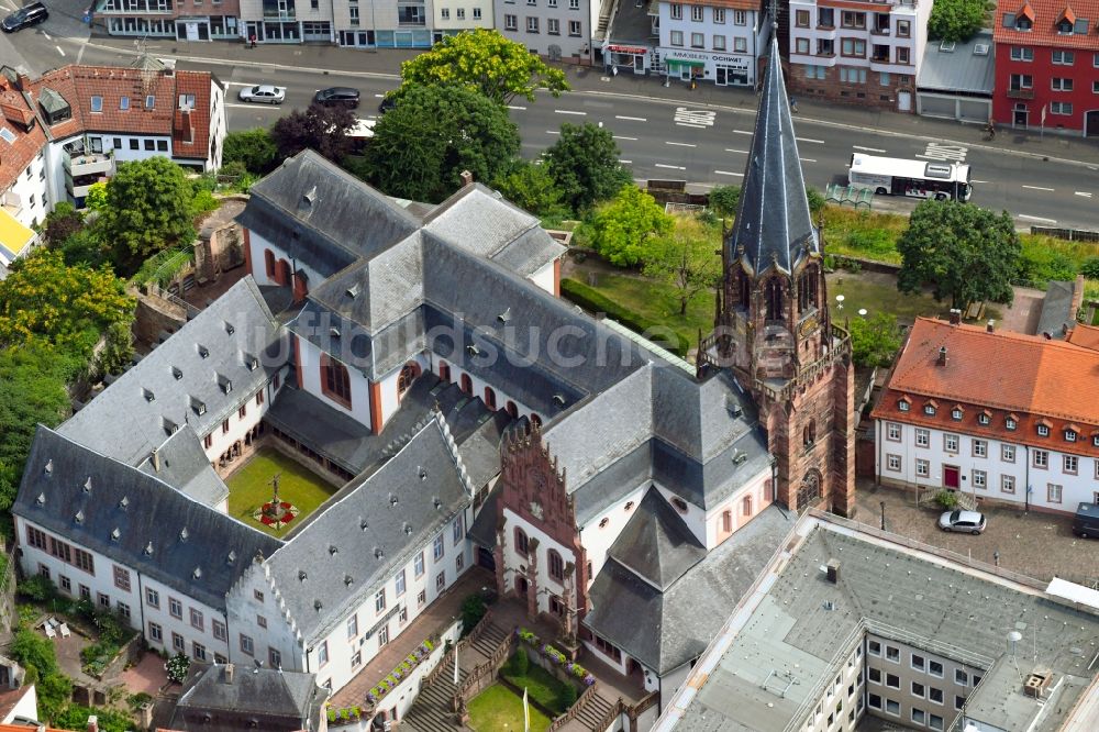 Aschaffenburg von oben - Kirchengebäude der Stiftsbasilika Sankt Peter und Alexander in Aschaffenburg im Bundesland Bayern, Deutschland