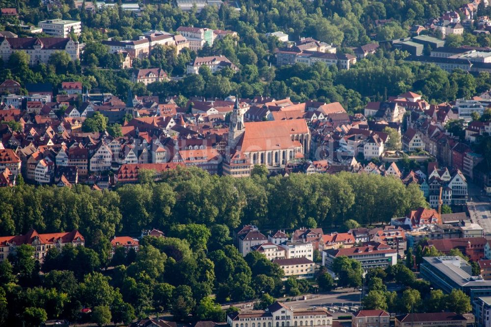 Tübingen von oben - Kirchengebäude der Stiftskirche im Altstadt- Zentrum in Tübingen im Bundesland Baden-Württemberg, Deutschland