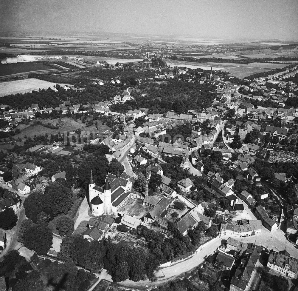 Luftbild Gernrode - Kirchengebäude Stiftskirche der St. Cyriakus im Altstadt- Zentrum in Gernrode im Bundesland Sachsen-Anhalt