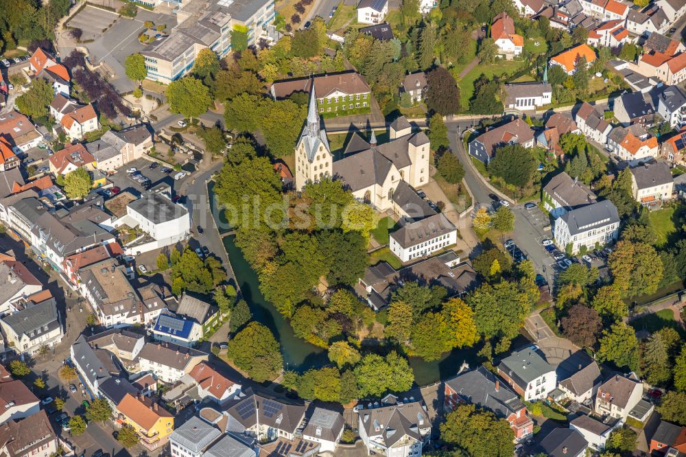 Geseke aus der Vogelperspektive: Kirchengebäude Stiftskirche St. Cyriakus in Geseke im Bundesland Nordrhein-Westfalen, Deutschland