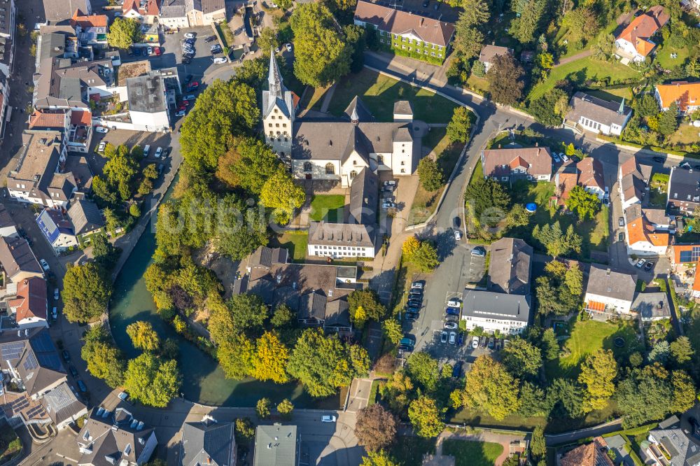 Luftbild Geseke - Kirchengebäude Stiftskirche St. Cyriakus in Geseke im Bundesland Nordrhein-Westfalen, Deutschland