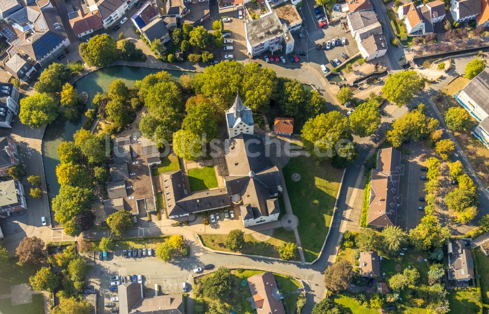 Luftaufnahme Geseke - Kirchengebäude Stiftskirche St. Cyriakus in Geseke im Bundesland Nordrhein-Westfalen, Deutschland