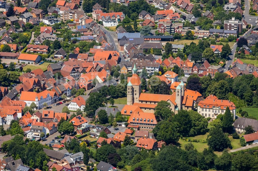 Luftbild Freckenhorst - Kirchengebäude der Stiftskirche Sankt Bonifatius in Freckenhorst im Bundesland Nordrhein-Westfalen, Deutschland