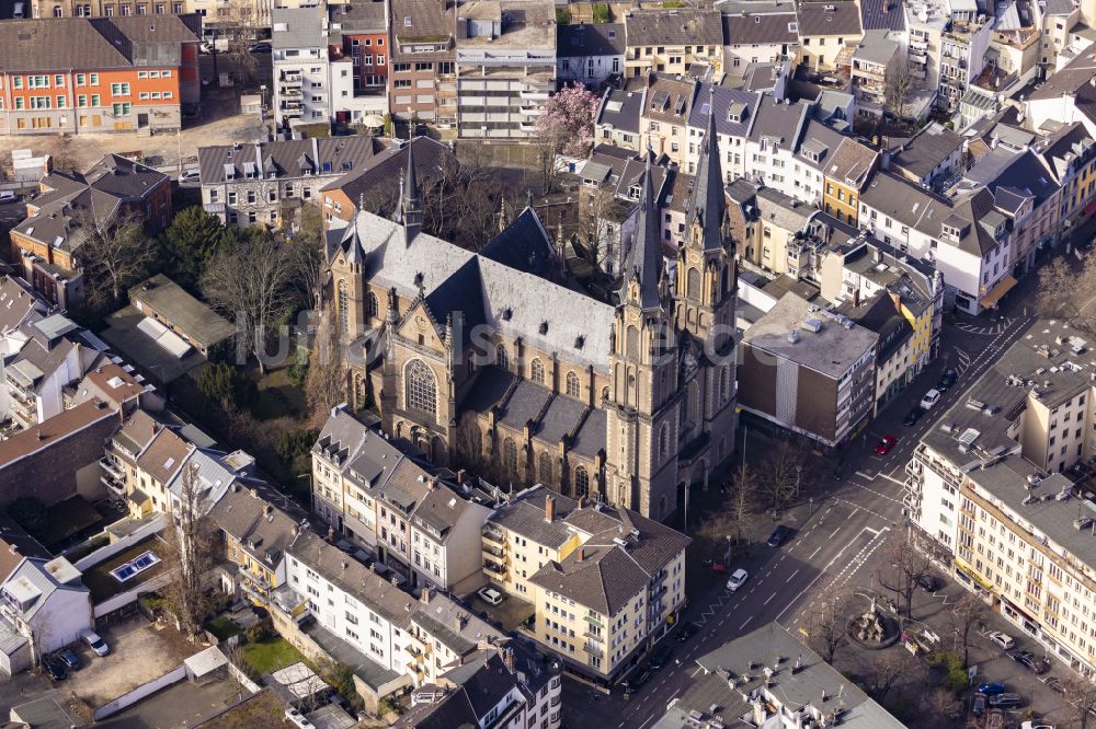 Luftbild Bonn - Kirchengebäude Stiftskirche Sankt Johannes Baptist und Petrus an der Stiftsgasse in Bonn im Bundesland Nordrhein-Westfalen, Deutschland