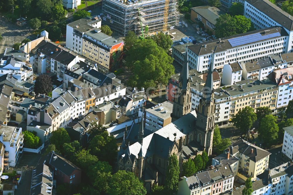 Bonn von oben - Kirchengebäude Stiftskirche Sankt Johannes Baptist und Petrus an der Stiftsgasse in Bonn im Bundesland Nordrhein-Westfalen, Deutschland