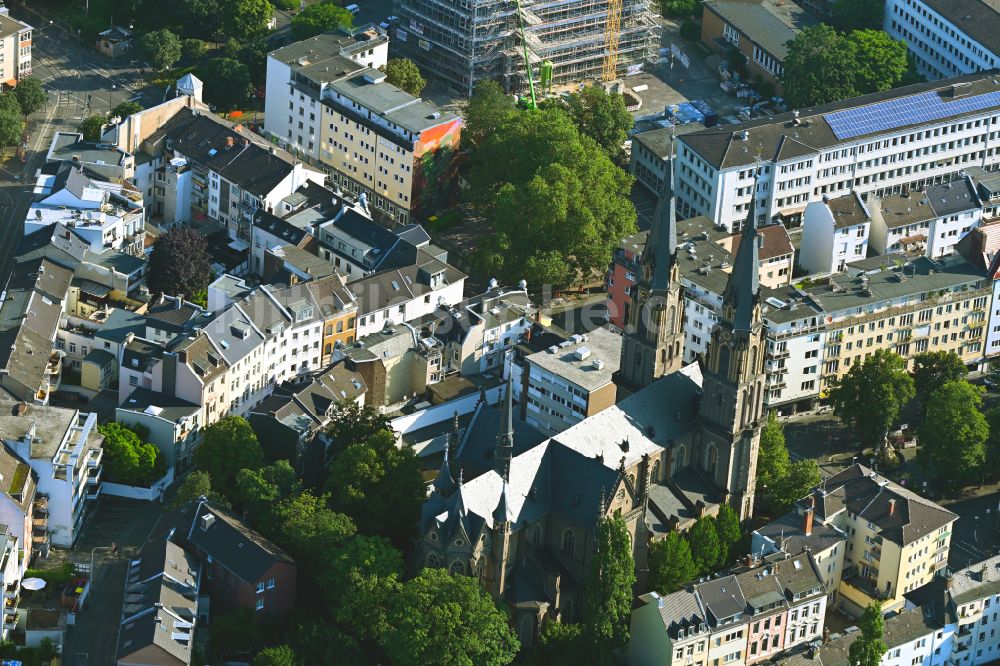 Luftaufnahme Bonn - Kirchengebäude Stiftskirche Sankt Johannes Baptist und Petrus an der Stiftsgasse in Bonn im Bundesland Nordrhein-Westfalen, Deutschland