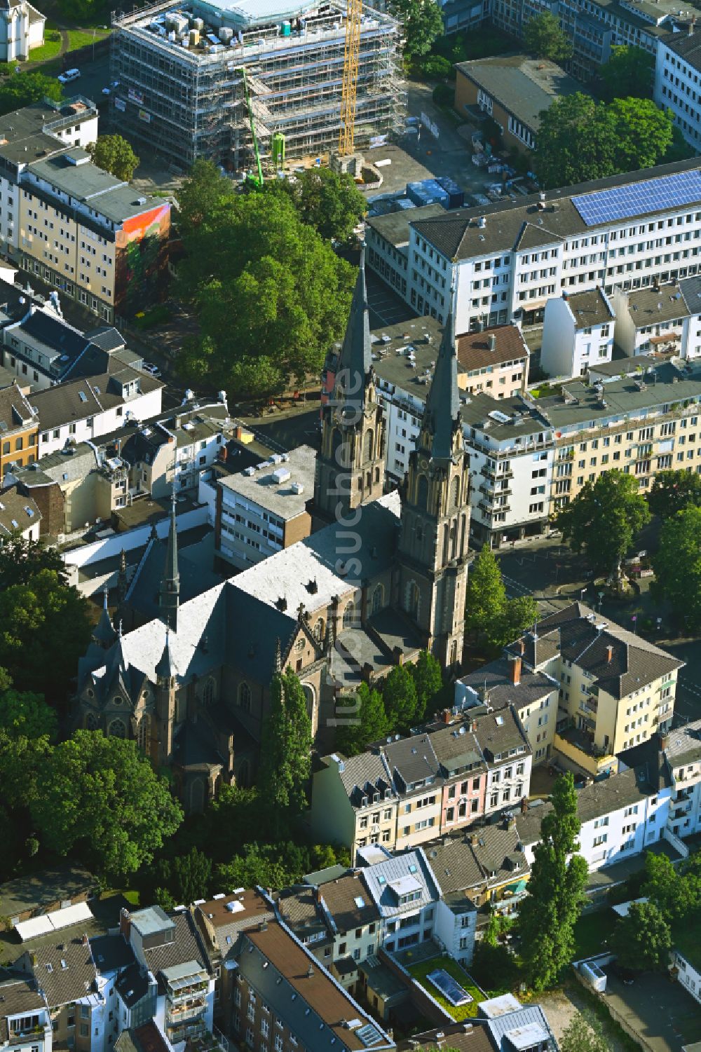 Bonn von oben - Kirchengebäude Stiftskirche Sankt Johannes Baptist und Petrus an der Stiftsgasse in Bonn im Bundesland Nordrhein-Westfalen, Deutschland