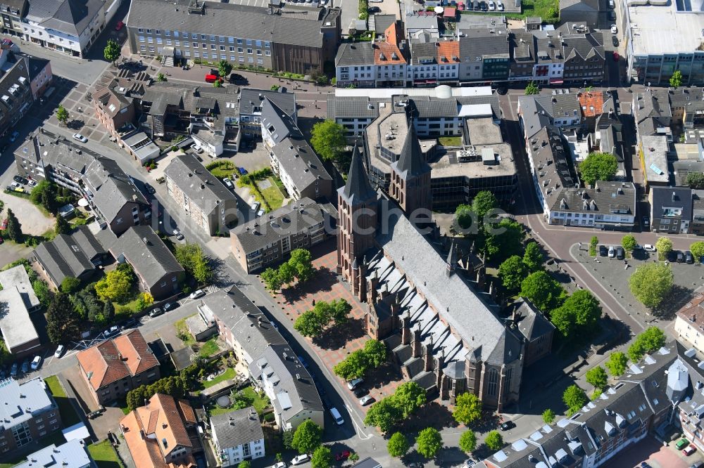 Kleve von oben - Kirchengebäude der Stiftskirche Sankt Mariae Himmelfahrt in Kleve im Bundesland Nordrhein-Westfalen, Deutschland