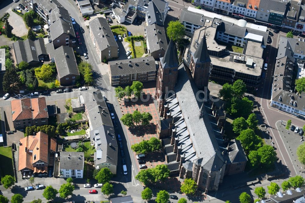 Kleve aus der Vogelperspektive: Kirchengebäude der Stiftskirche Sankt Mariae Himmelfahrt in Kleve im Bundesland Nordrhein-Westfalen, Deutschland