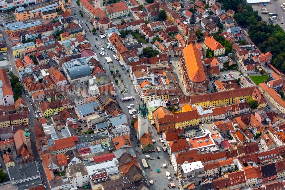 Luftaufnahme Straubing - Kirchengebäude St.Jakob am Pfarrplatz im Altstadt- Zentrum in Straubing im Bundesland Bayern