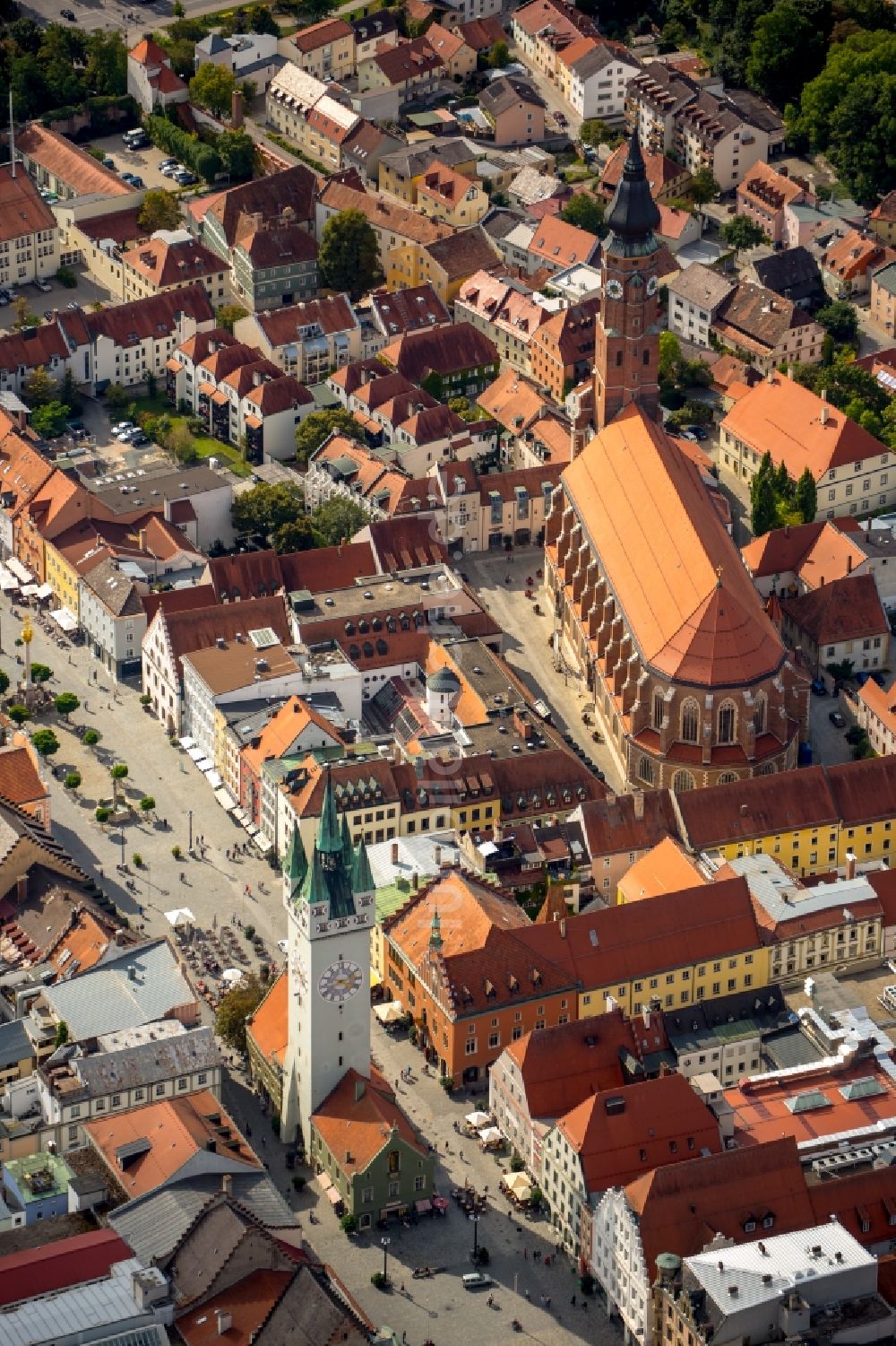 Straubing von oben - Kirchengebäude St.Jakob am Pfarrplatz im Altstadt- Zentrum in Straubing im Bundesland Bayern