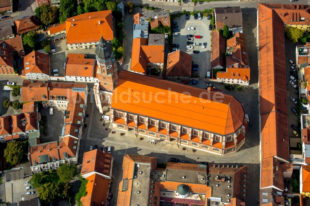 Luftbild Straubing - Kirchengebäude St.Jakob am Pfarrplatz im Altstadt- Zentrum in Straubing im Bundesland Bayern