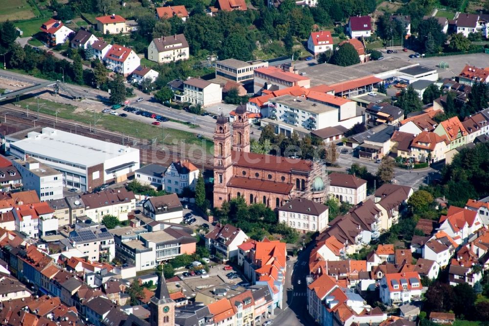 Eberbach aus der Vogelperspektive: Kirchengebäude von St.Johannes Nepomuk in der Dorfmitte in Eberbach im Bundesland Baden-Württemberg