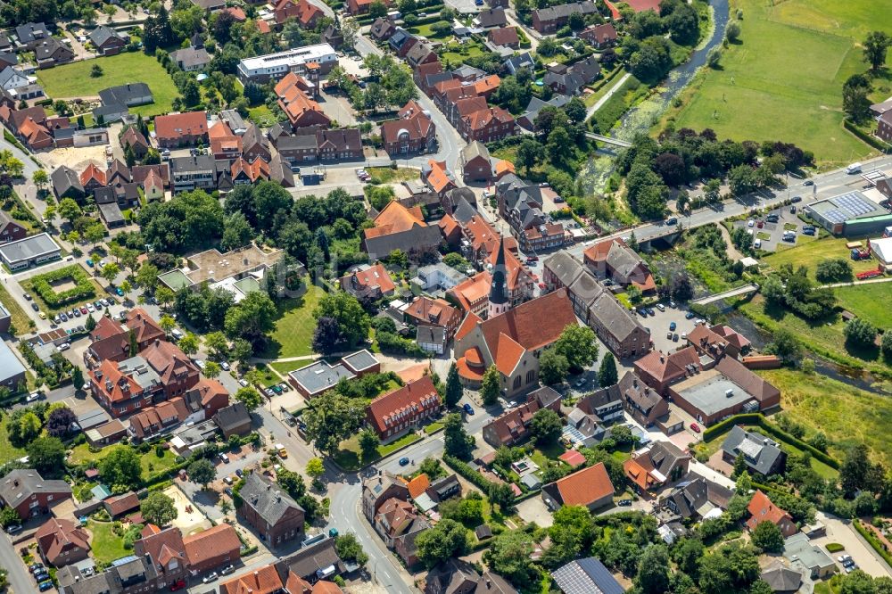 Albersloh von oben - Kirchengebäude der St.Ludgerus in Albersloh im Bundesland Nordrhein-Westfalen, Deutschland