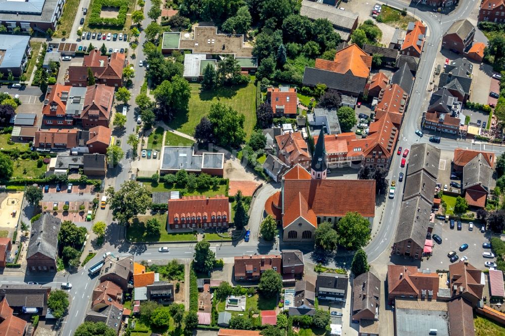 Albersloh aus der Vogelperspektive: Kirchengebäude der St.Ludgerus in Albersloh im Bundesland Nordrhein-Westfalen, Deutschland