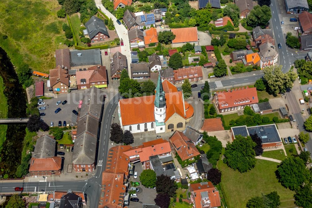 Albersloh von oben - Kirchengebäude der St.Ludgerus in Albersloh im Bundesland Nordrhein-Westfalen, Deutschland