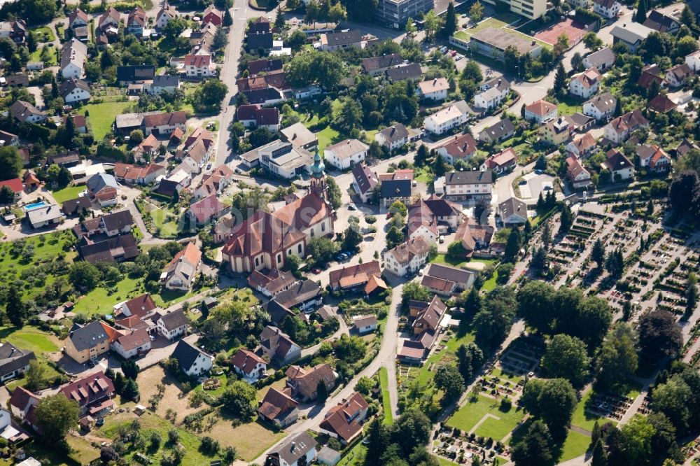 Bühl aus der Vogelperspektive: Kirchengebäude St.Maria in der Dorfmitte in Bühl im Bundesland Baden-Württemberg