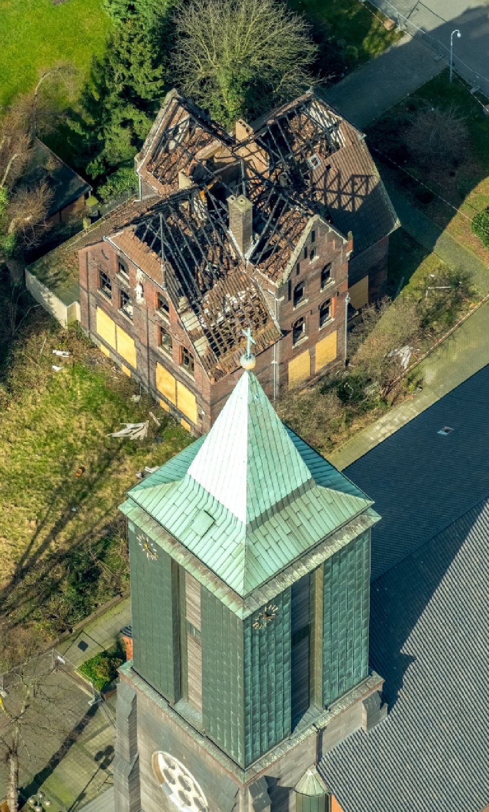 Herne von oben - Kirchengebäude der St.Marien Eickel an der Herzogstraße mit Brandruine im Hintergrund im Ortsteil Wanne-Eickel in Herne im Bundesland Nordrhein-Westfalen