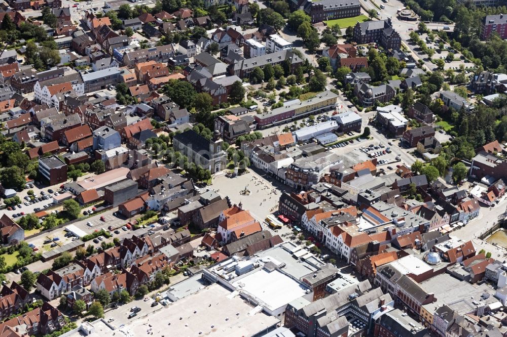 Luftbild Husum - Kirchengebäude der St.Marienkirche und das Asmussen-Woldsen-Denkmal am Markt im Altstadt- Zentrum in Husum im Bundesland Schleswig-Holstein, Deutschland