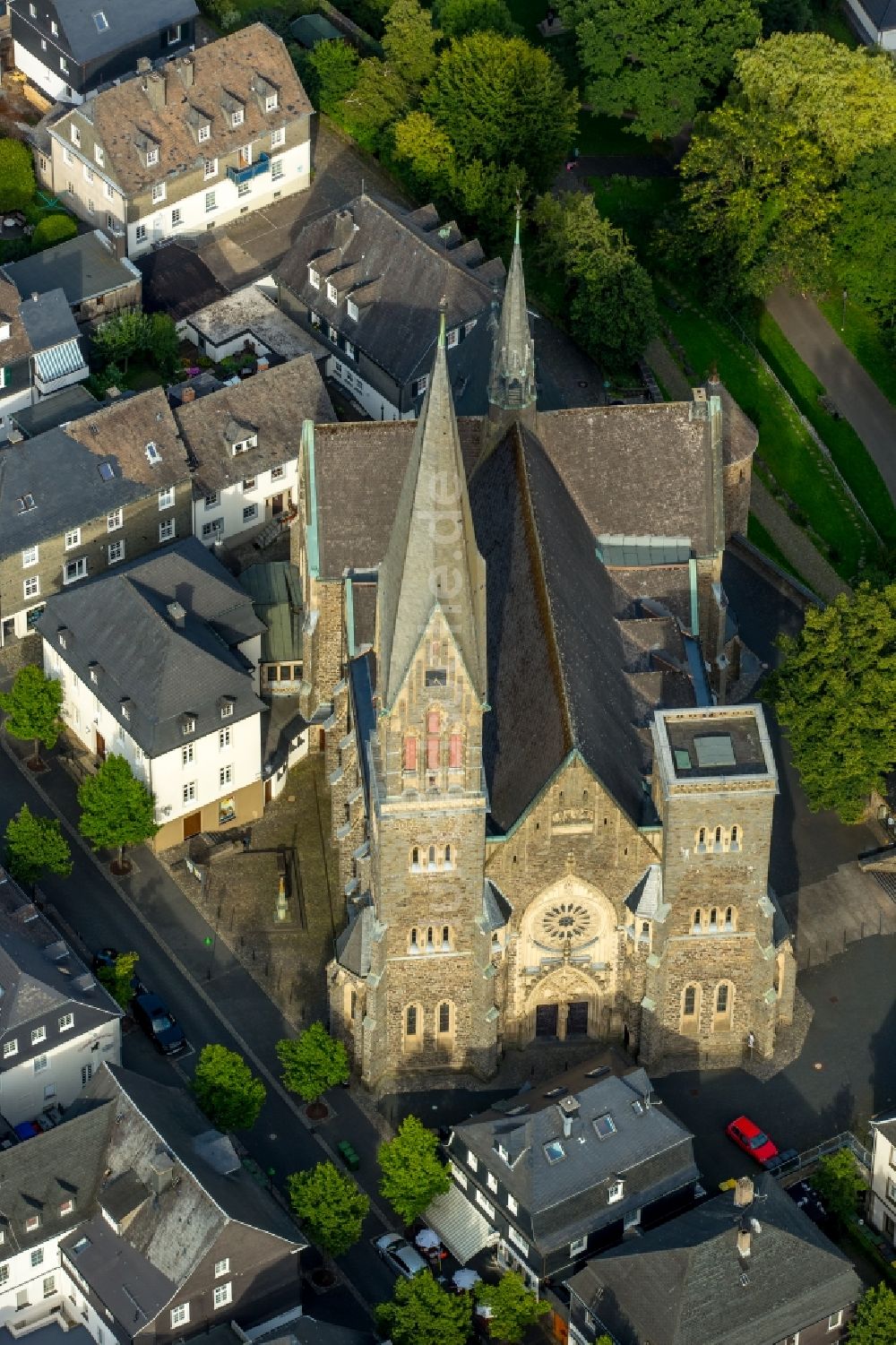 Luftbild Olpe - Kirchengebäude der St.Martinuskirche im Altstadt- Zentrum in Olpe im Bundesland Nordrhein-Westfalen