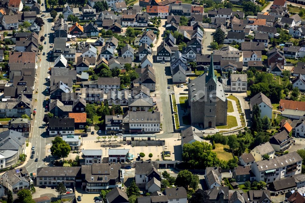 Medebach von oben - Kirchengebäude St.Paulus-Kirche im Altstadt- Zentrum in Medebach im Bundesland Nordrhein-Westfalen