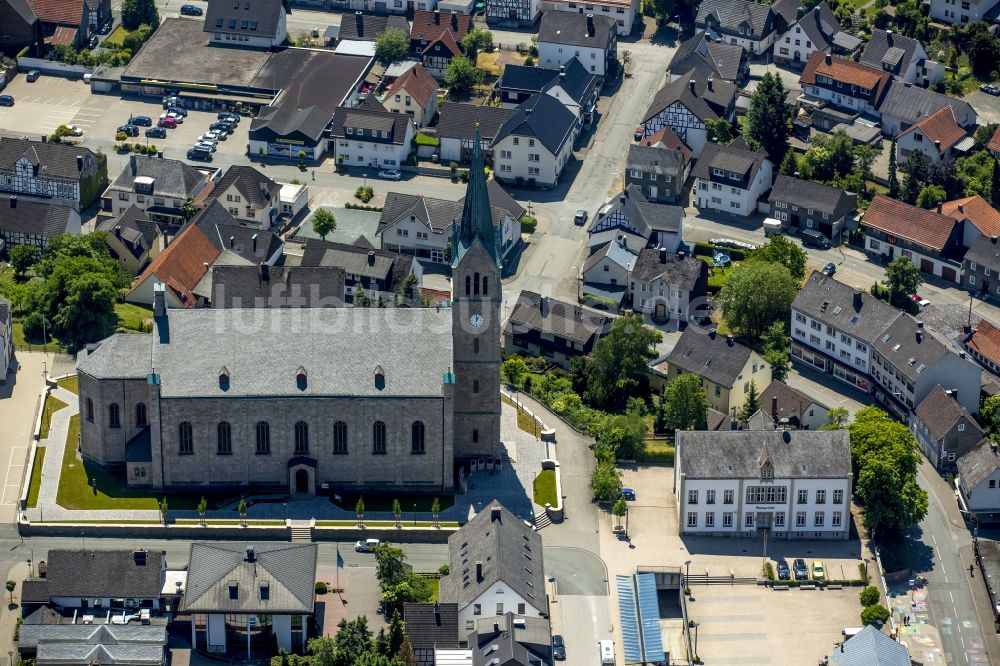 Luftbild Medebach - Kirchengebäude St.Paulus-Kirche im Altstadt- Zentrum in Medebach im Bundesland Nordrhein-Westfalen