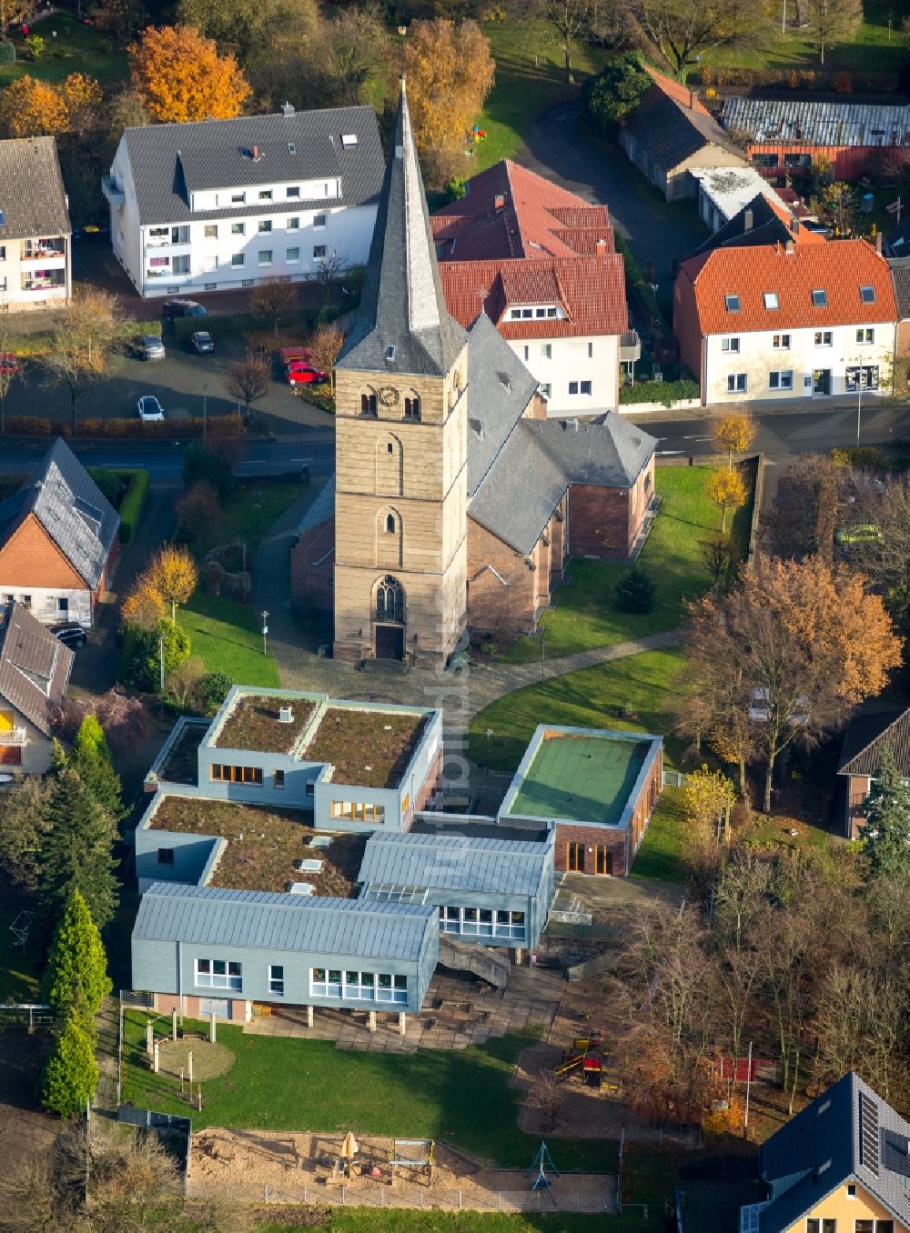 Voerde (Niederrhein) von oben - Kirchengebäude der St.Peter im Ortsteil Spellen in Voerde (Niederrhein) im Bundesland Nordrhein-Westfalen