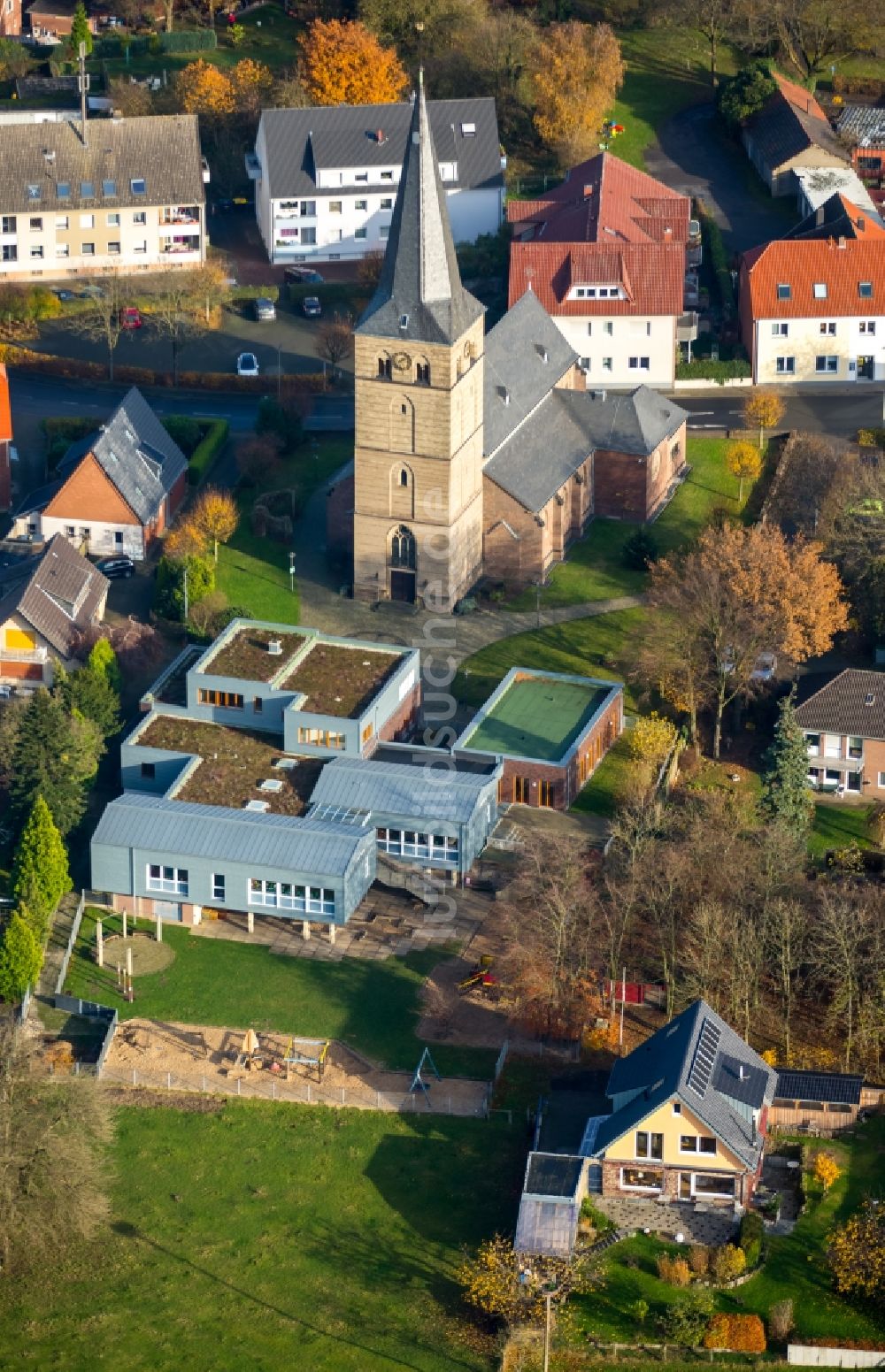 Voerde (Niederrhein) aus der Vogelperspektive: Kirchengebäude der St.Peter im Ortsteil Spellen in Voerde (Niederrhein) im Bundesland Nordrhein-Westfalen