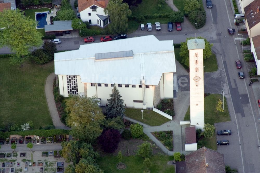 Kandel aus der Vogelperspektive: Kirchengebäude der St.Pius Gemeinde in der Dorfmitte in Kandel im Bundesland Rheinland-Pfalz