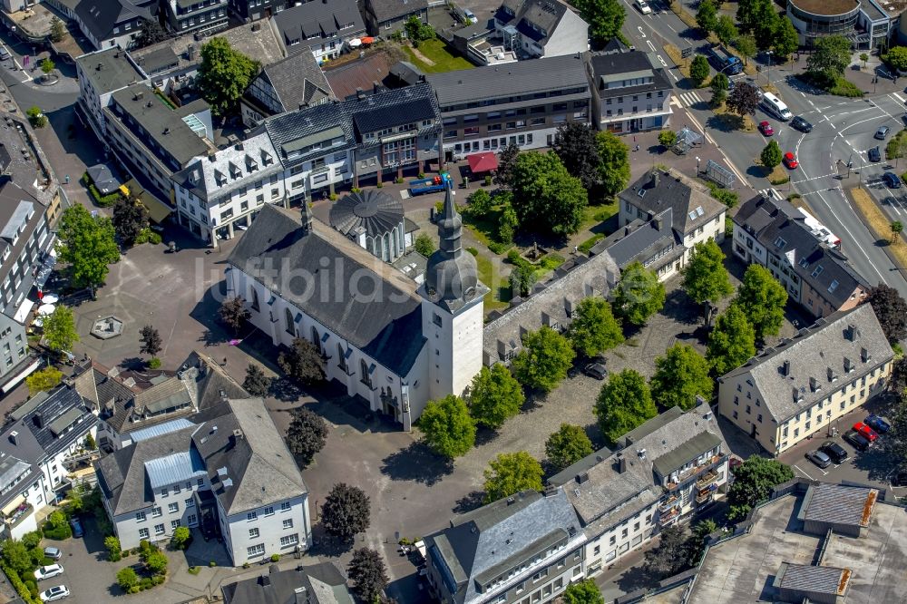 Luftaufnahme Meschede - Kirchengebäude der St.Walburga- Kirche in Meschede im Bundesland Nordrhein-Westfalen