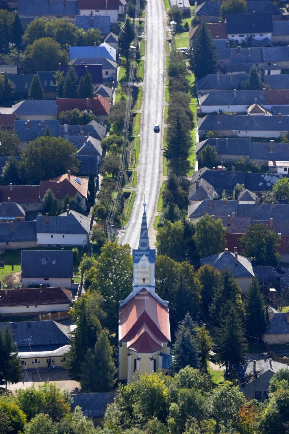 Luftbild Borzavar - Kirchengebäude Szent Péter és Pál apostolok in Borzavar in Wesprim, Ungarn