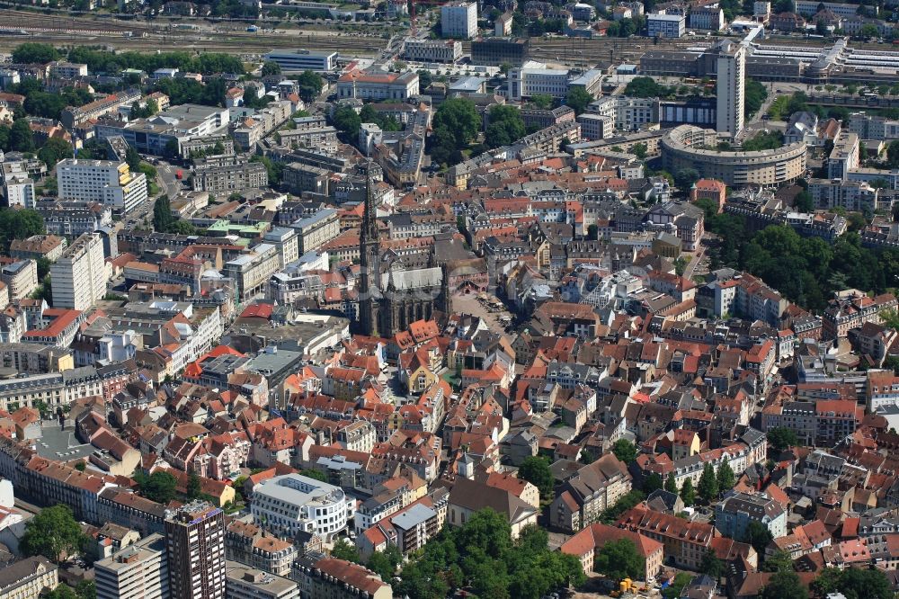 Luftaufnahme Mülhausen - Kirchengebäude Temple Saint-Étienne im Altstadt- Zentrum in Mülhausen in Frankreich