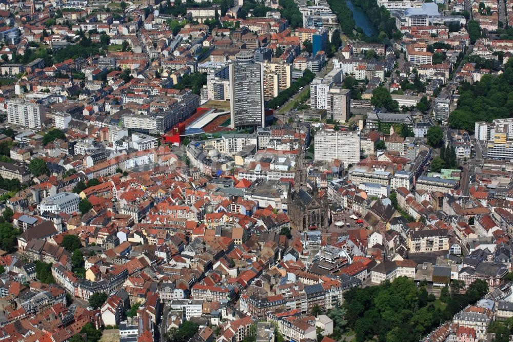 Luftbild Mülhausen - Kirchengebäude Temple Saint-Étienne und Europaturm im Altstadt- Zentrum in Mülhausen in Frankreich