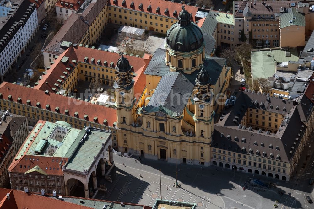 München aus der Vogelperspektive: Kirchengebäude der Theatinerkirche im Stadtteil Altstadt in München im Bundesland Bayern, Deutschland