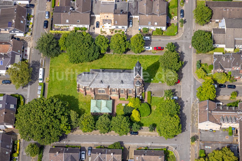 Selbeck von oben - Kirchengebäude der St. Theresia von Avila an der Karl-Forst-Straße in Selbeck im Bundesland Nordrhein-Westfalen, Deutschland