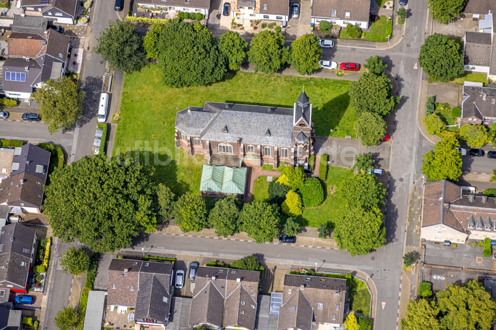 Selbeck aus der Vogelperspektive: Kirchengebäude der St. Theresia von Avila an der Karl-Forst-Straße in Selbeck im Bundesland Nordrhein-Westfalen, Deutschland