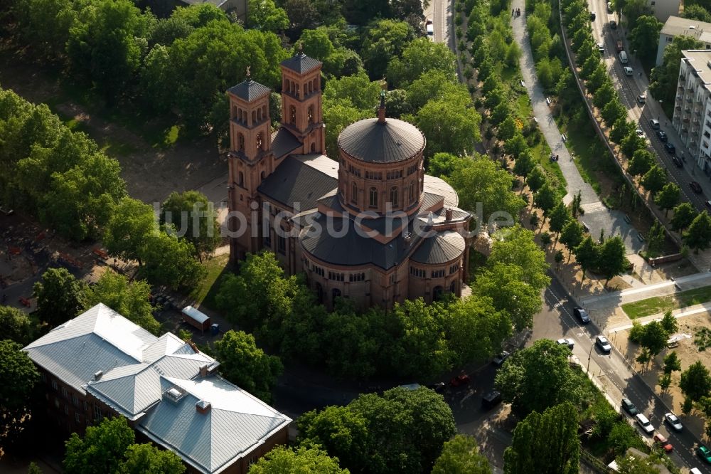 Berlin aus der Vogelperspektive: Kirchengebäude der St.-Thomas-Kirche Mariannenplatz in Berlin