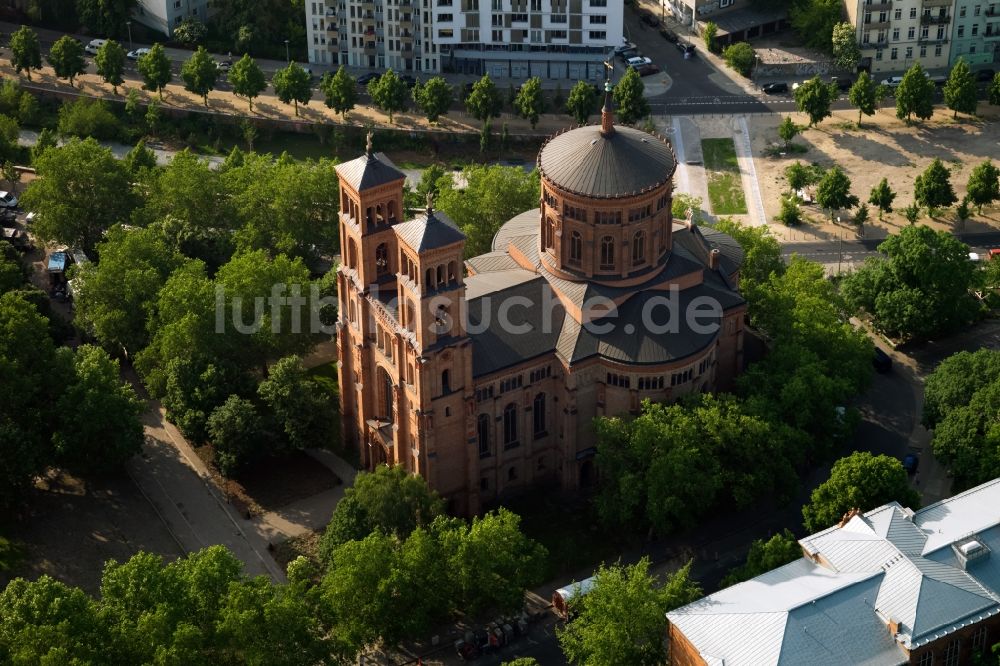 Luftbild Berlin - Kirchengebäude der St.-Thomas-Kirche Mariannenplatz in Berlin