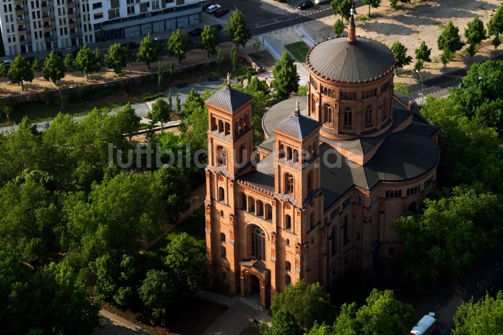 Luftaufnahme Berlin - Kirchengebäude der St.-Thomas-Kirche Mariannenplatz in Berlin