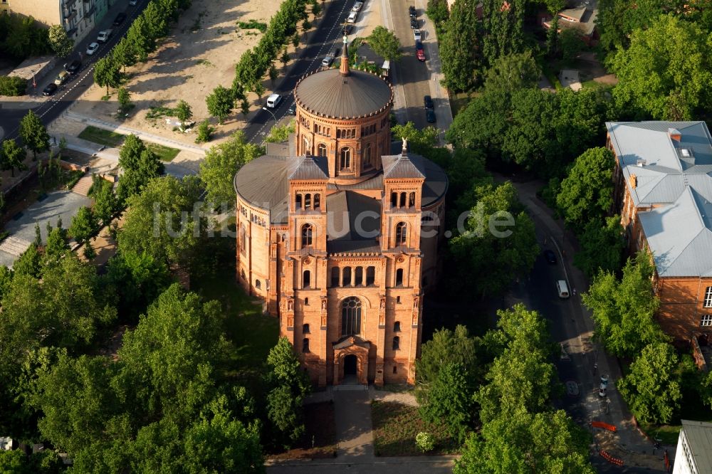 Berlin von oben - Kirchengebäude der St.-Thomas-Kirche Mariannenplatz in Berlin