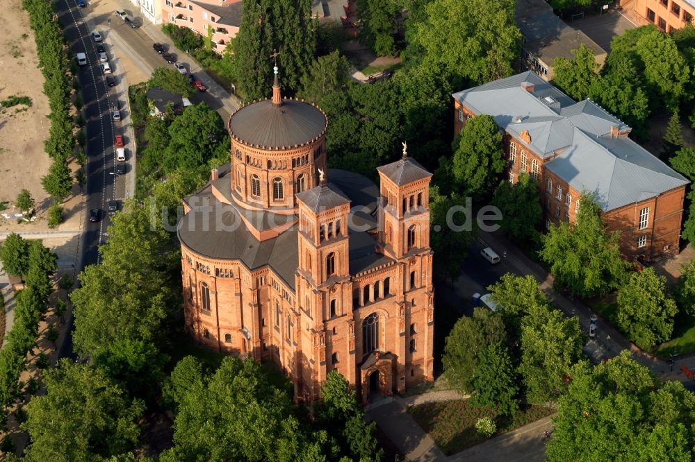 Berlin von oben - Kirchengebäude der St.-Thomas-Kirche Mariannenplatz in Berlin