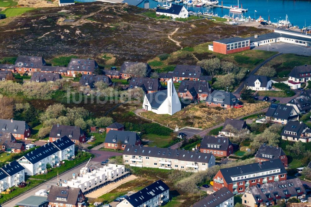 Hörnum (Sylt) von oben - Kirchengebäude der St. Thomas Kirche in der Ortsmitte in Hörnum (Sylt) im Bundesland Schleswig-Holstein, Deutschland