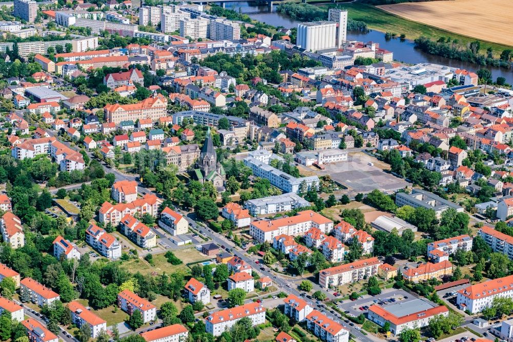 Riesa von oben - Kirchengebäude der Trinitatiskirche am Lutherplatz in Riesa im Bundesland Sachsen, Deutschland