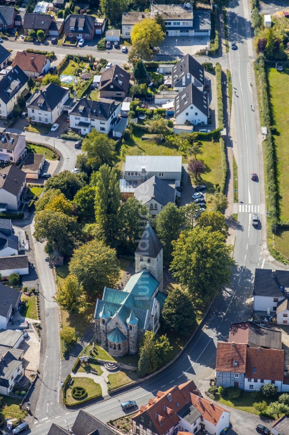 Holzwickede von oben - Kirchengebäude an der Unnaer Straße in der Ortsmitte im Ortsteil Opherdicke in Holzwickede im Bundesland Nordrhein-Westfalen, Deutschland