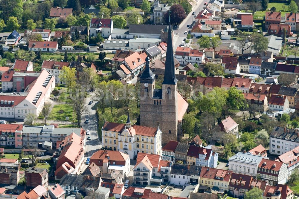 Burg von oben - Kirchengebäude Unser Lieben Frauen im Altstadt- Zentrum in Burg im Bundesland Sachsen-Anhalt